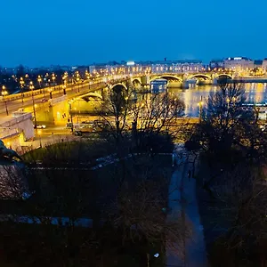 Over The Danube Appartamento Budapest
